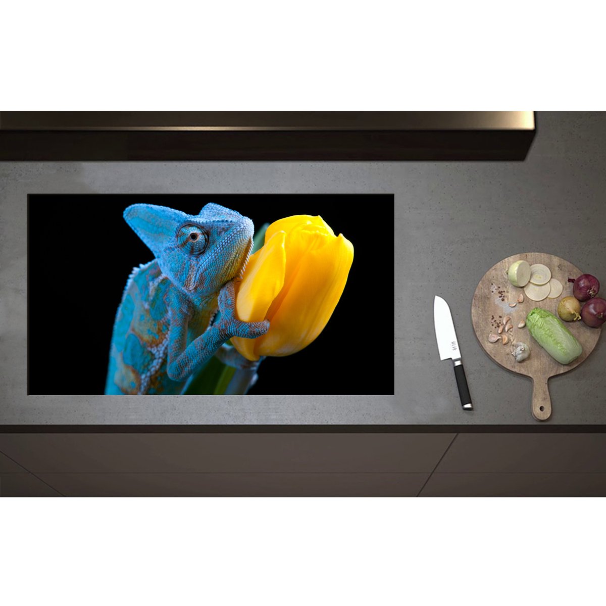 Inductieplaat Beschermer - Blauwe Kameleon op Gele Tulp tegen Zwarte Achtergrond - 90x50 cm - 2 mm Dik - Inductie Beschermer - Bescherming Inductiekookplaat - Kookplaat Beschermer van Zwart Vinyl