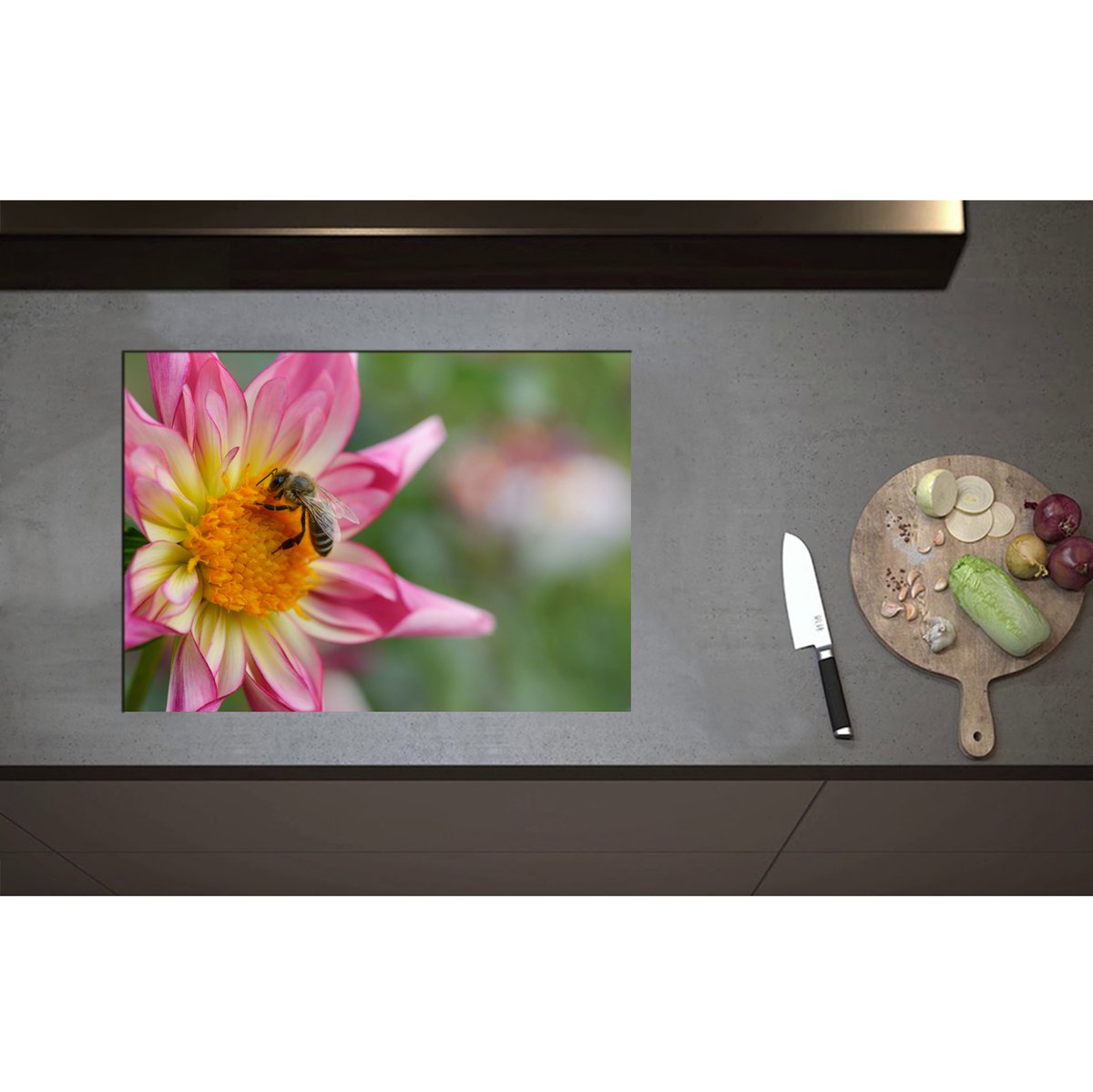 Inductieplaat Beschermer - Bij op Midden van Roze Dahlia Bloem - 70x50 cm - 2 mm Dik - Inductie Beschermer - Bescherming Inductiekookplaat - Kookplaat Beschermer van Zwart Vinyl