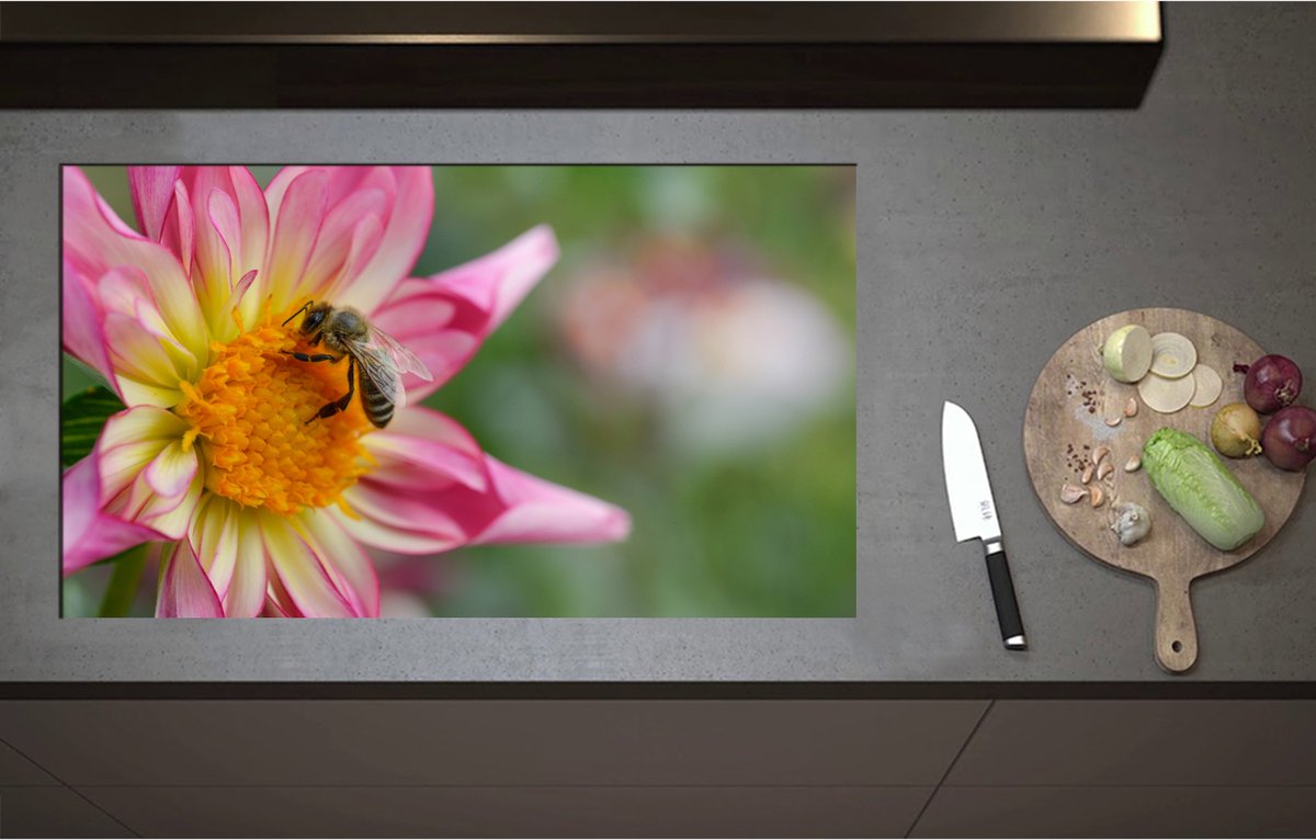Inductieplaat Beschermer - Bij op Midden van Roze Dahlia Bloem - 90x52 cm - 2 mm Dik - Inductie Beschermer - Bescherming Inductiekookplaat - Kookplaat Beschermer van Wit Vinyl