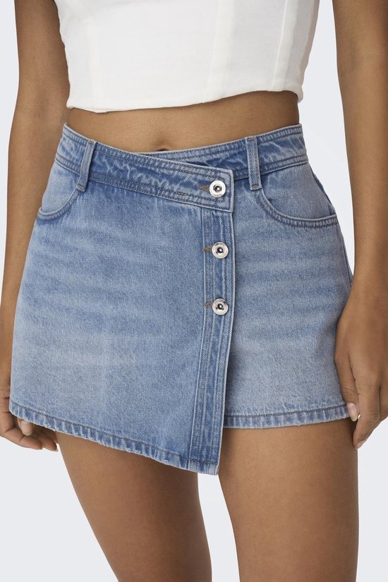 Lichtblauwe denim skort met gekruiste overslag en knoopsluiting.