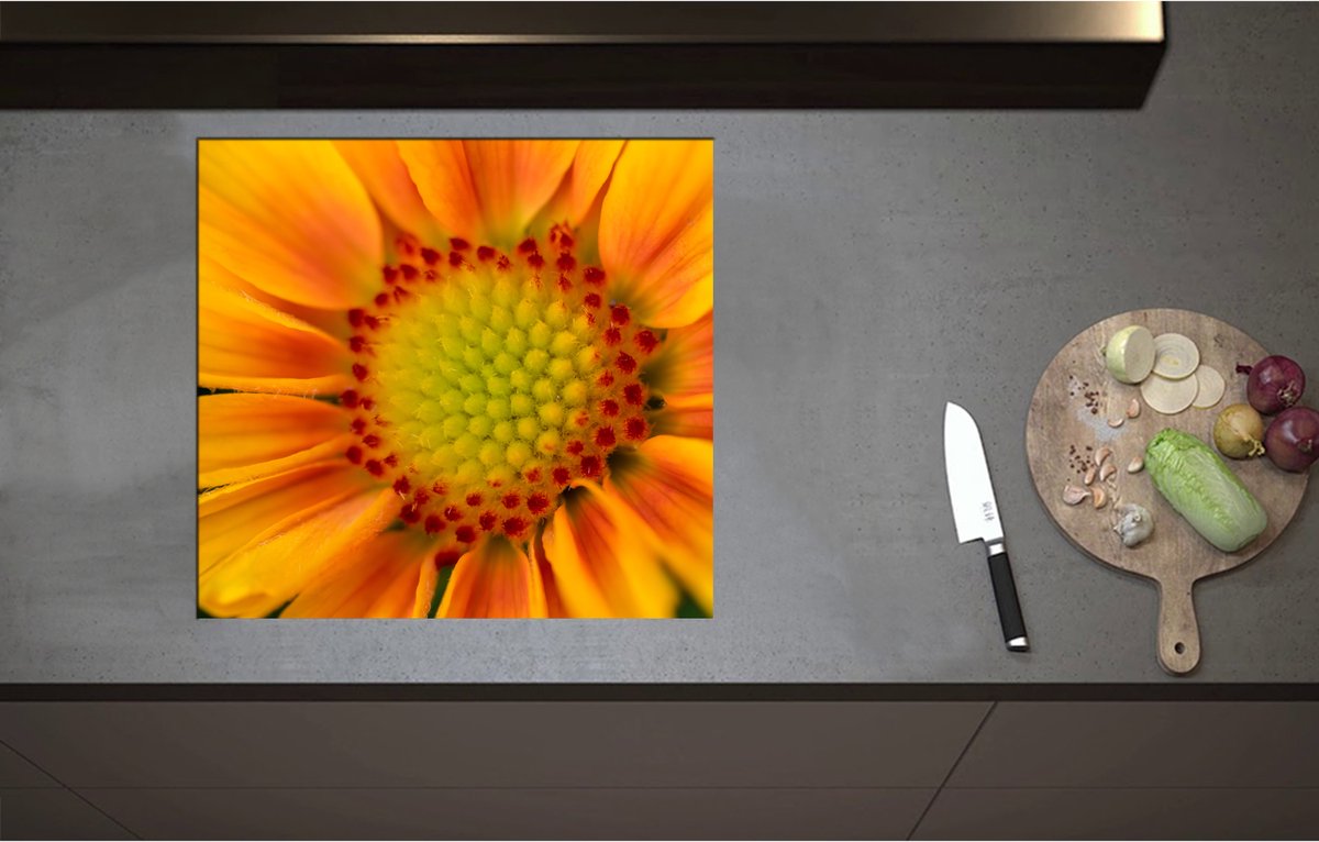 Inductieplaat Beschermer - Binnenkant Oranje Bloem van Dichtbij - 59x55 cm - 2 mm Dik - Inductie Beschermer - Bescherming Inductiekookplaat - Kookplaat Beschermer van Wit Vinyl