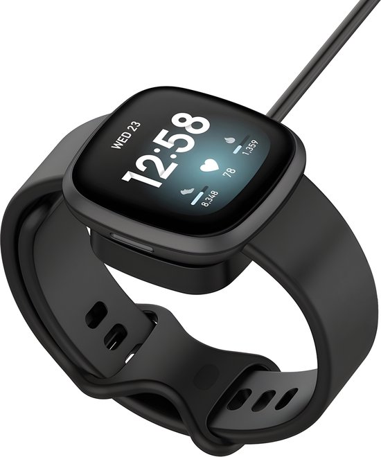 Zwarte smartwatch met band, wordt opgeladen met magnetische USB-A oplader.
