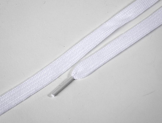 Platte witte schoenveters van 100 cm met een zilverkleurige aglet.