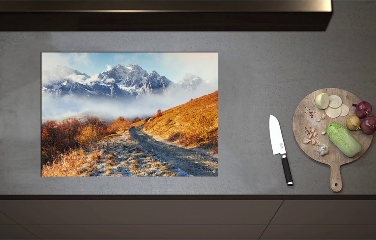 Inductieplaat Beschermer - Bergpad op Berg in de Wolken bij Sneeuwbergen - 71x50 cm - 2 mm Dik - Inductie Beschermer - Bescherming Inductiekookplaat - Kookplaat Beschermer van Zwart Vinyl
