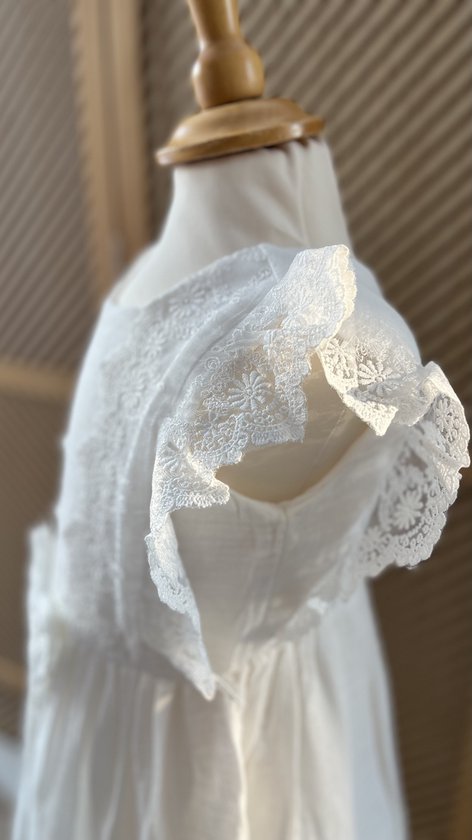 Witte zomerjurk met kanten mouwen en bloemenbroderie