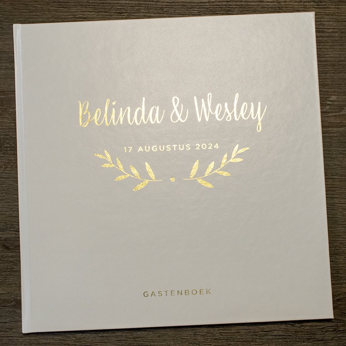 XXL Gastenboek bruiloft met invulvragen - Gepersonaliseerd met eigen titel op omslag - Gastenboek huwelijk - Luxe 30 x 30 cm hardcover met wit kunstlederen omslag - Gastenboek invulboek