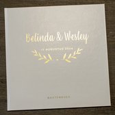 XXL Gastenboek bruiloft met invulvragen - Gepersonaliseerd met eigen titel op omslag - Gastenboek huwelijk - Luxe 30 x 30 cm hardcover met wit kunstlederen omslag