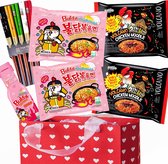 Samyang Buldak Carbonara Ramen - Samyang Buldak Carbonara Saus - Geschenkverpakking - Korean Samyang Noodle Giftset - Chopsticks Lucky Cat 5 pairs - Verjaardagcadeau - Kerstgeschenk - Relatiegeschenkset