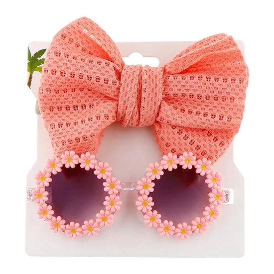 Bandeau rose avec nœud et lunettes de soleil pour enfants ornées de petites fleurs.