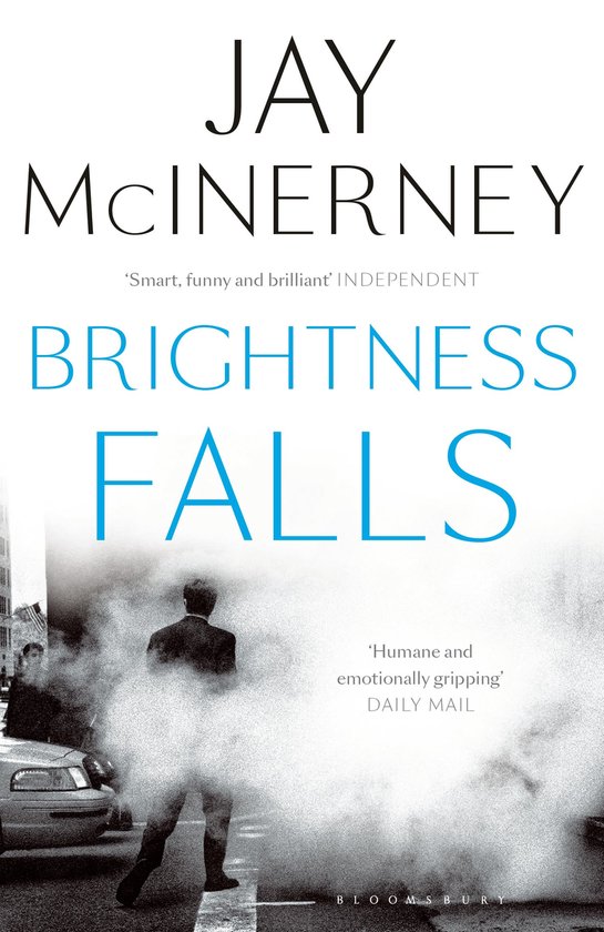 Boekcover van Jay McInerney's Brightness Falls met een man in een pak in de nevel op straat.