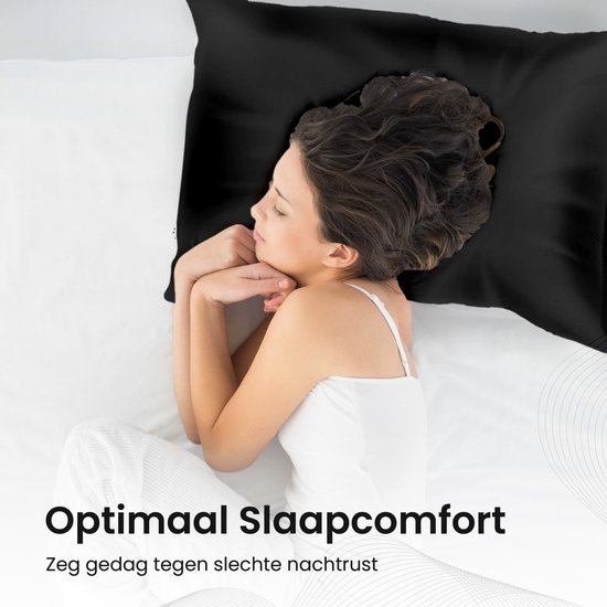Een vrouw slaapt op een wit bed met een zwart satijnen kussensloop.