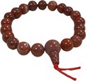 Rode jaspis kralen armband met een klein houten detail en rood koord, op een witte achtergrond.