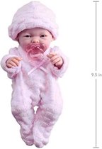 Realistische pasgeboren babypop gekleed in roze outfit