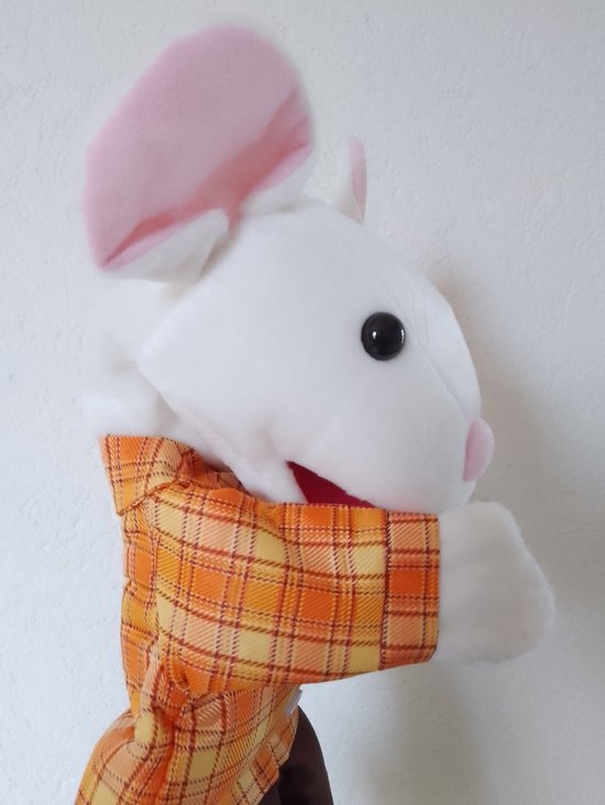 Profiel van een witte muis handpop met roze oren en een oranje geruite blouse.