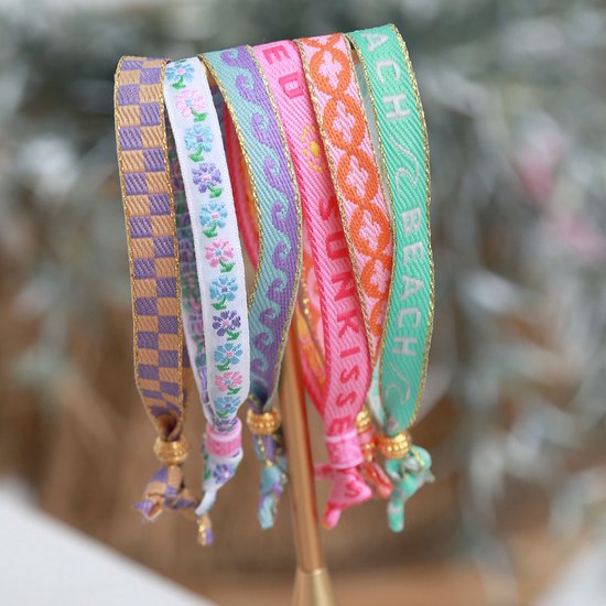 Six bracelets tissés aux motifs joyeux : carreaux, petites fleurs, vagues et texte.