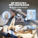 Een man en vrouw ontspannen op de bank, bedienen een witte ventilator met afstandsbediening. De ventilator roteert 60° en kantelt 200°.