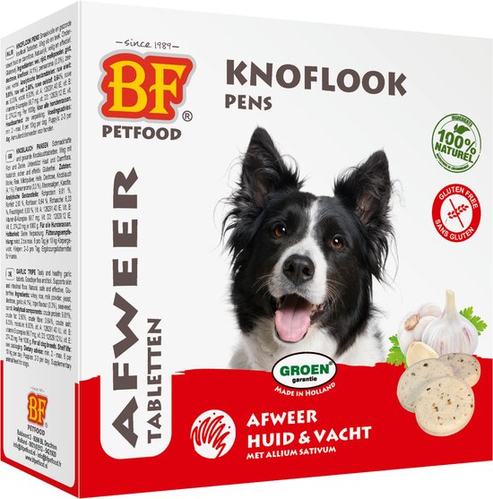Zwart-witte bordercollie kijkt blij met open bek. Verpakking met 'Afweer tabletten', 'Knoflook pens' en 'Huid & Vacht'.