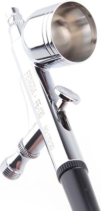 Detailopname van de chrome houder van de Fengda FE-130 airbrush.