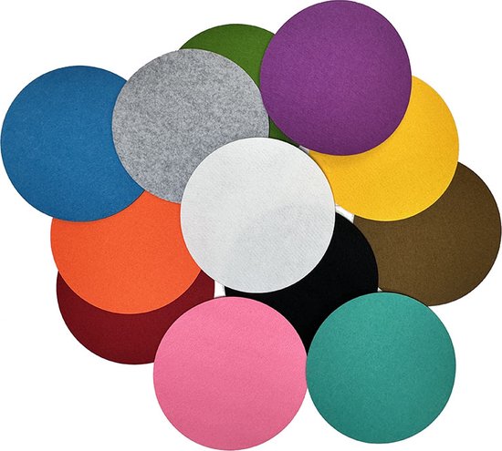 Twaalf ronde vilten schijven in diverse kleuren, plat neergelegd.