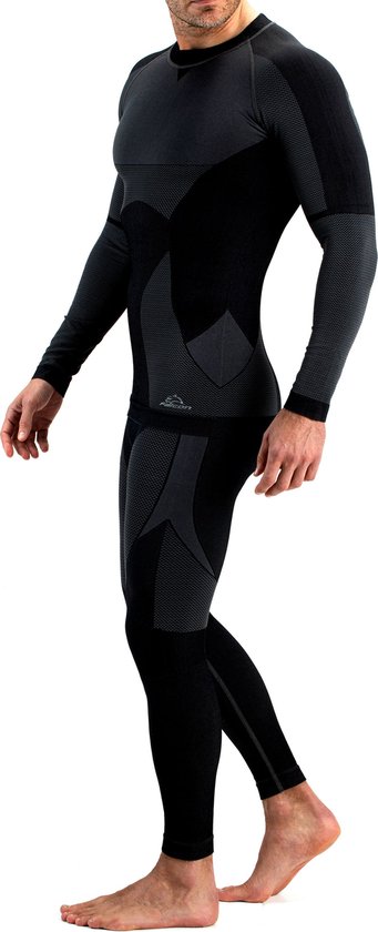 Man in zwart thermoshirt en thermolegging met grafische patronen en grijze accenten.