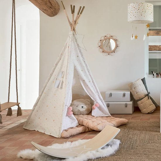 Chambre d'enfant avec tipi, jouets et un miroir en rotin à cadre floral accroché au mur.