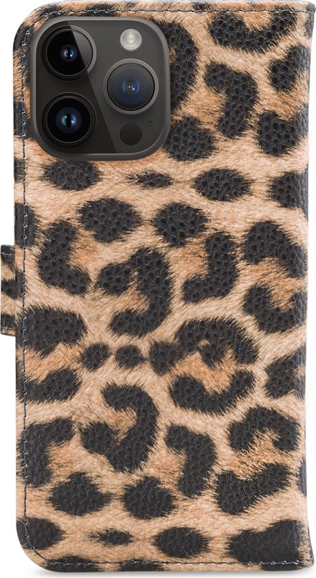 Étui à rabat imprimé léopard marron pour iPhone 14 Pro avec double caméra.