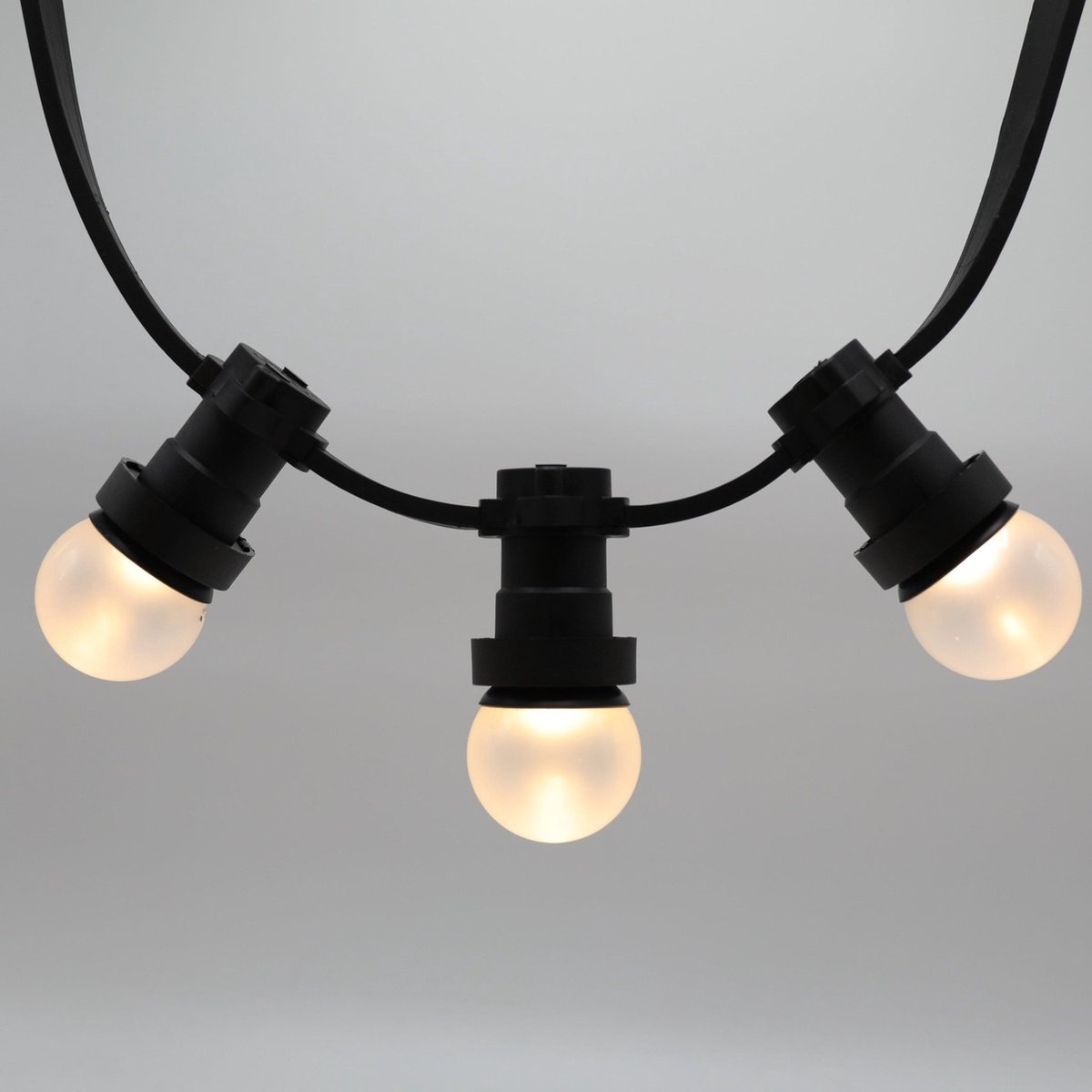 LumenXL - Lichtsnoer voor buiten - 100 meter 100 fittingen - 1,5 watt 2650K LED lampen - matte kap