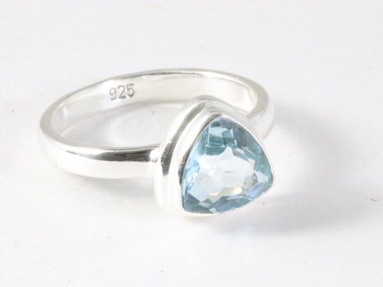 Hoogglans zilveren ring met blauwe topaas - maat 17