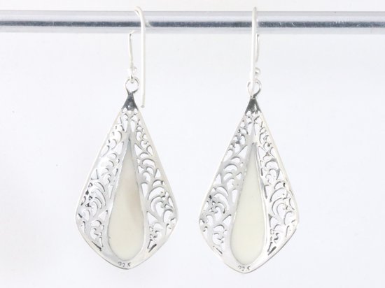 Boucles d'oreilles longues ajourées en argent avec nacre