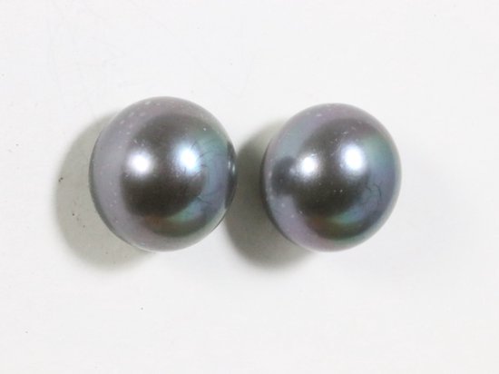 Boucles d'oreilles clous en argent avec grosse perle d'eau douce noire - ø 12 mm.