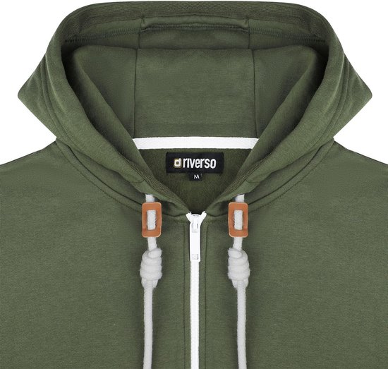 Close-up van de olijfgroene hoodie: capuchon, ritssluiting, koordjes met houten details en merklabel.