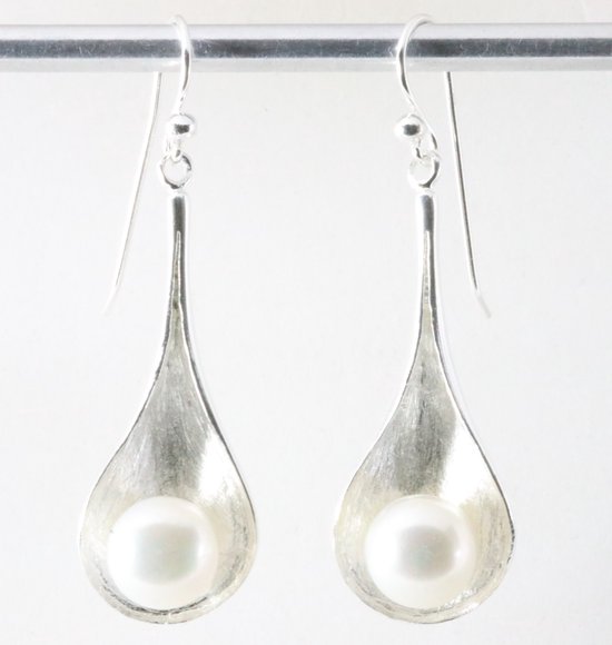 Lange zilveren oorbellen met witte zoetwater parel