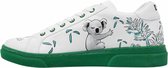 Witte sneaker met groene zool, een koala-afbeelding en groene/blauwe bladeren.