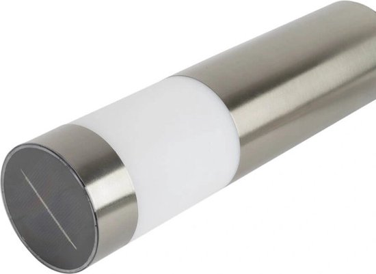 Close-up van de bovenkant van een zilverkleurige solar paal met zonnepaneel.