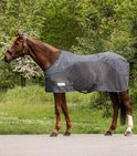 Bruin paard met een donkergrijze, ademende paardendeken met gaaspanelen.