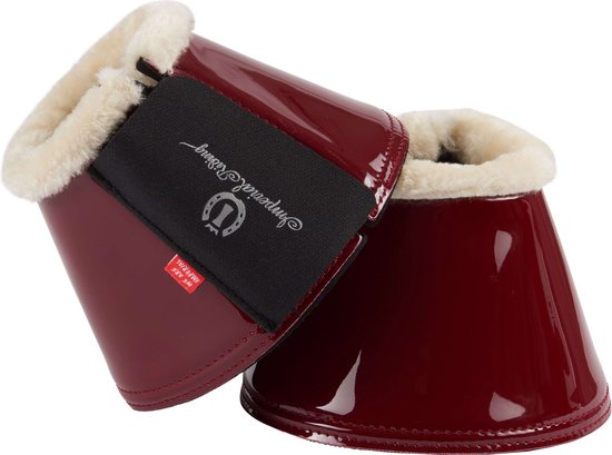 Donkerrode lak lederen springschoenen met witte schapenvacht voering en zwart band met logo.