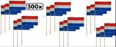 300x Papieren vlaggetjes Holland op stok  20x13 cm.