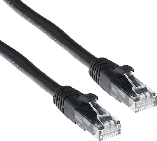 Close-up van de zwarte U/UTP CAT6 netwerkkabel met transparante RJ45 connectoren en zwarte beschermkapjes.