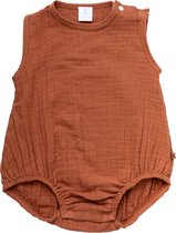 MXM Baby Romper crepe- Camel- Katoen- Mouwloos- Drukknopen- Oker- Maat 86