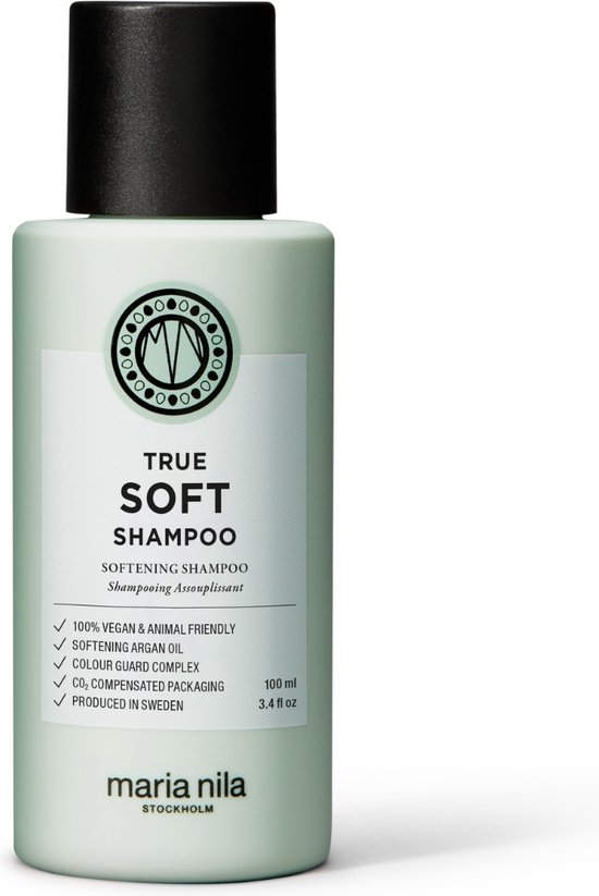 Lichtgroene fles met zwarte dop. Bevat 'True Soft Shampoo' in witte letters en 100 ml.