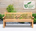 Teakhouten tuinbank met decoratief patroon in de rugleuning, in een tuin setting met houten schutting.