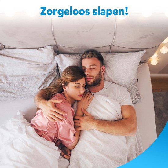 Een koppel slaapt vredig in een wit bed, met een blauwe tekstwolk 'Zorgeloos slapen!'.