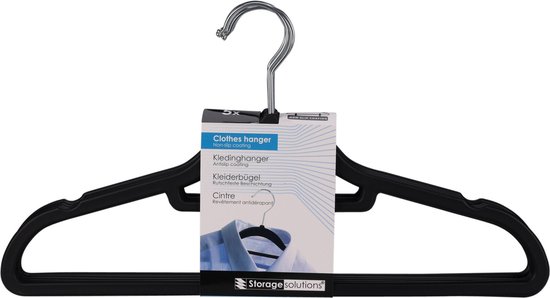 Zwarte kledinghanger van Storage Solutions met metalen haak en antislip coating. De verpakking toont een blauw overhemd.