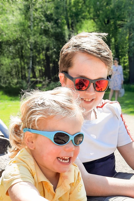 Melleson Eyewear - Kinderzonnebril Dani 7+ jaar - maat L - Donkergrijs met zwart/rode revo coating glazen van Melleson Eyewear — afbeelding 2