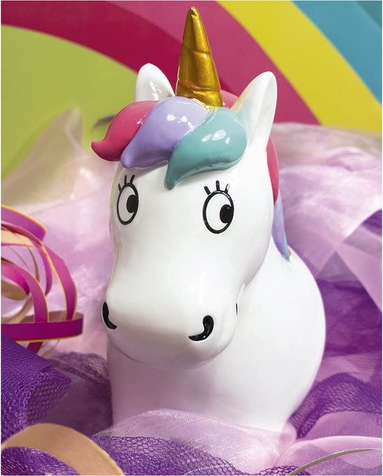 Witte spaarpot in de vorm van een eenhoorn met gouden hoorn, veelkleurige manen en regenboog op de achtergrond.