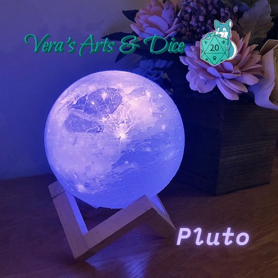 Pluto Lamp | Vera's Arts & Dice | 16 Verschillende Kleuren | Planeet Lampen | LED Lamp | Oplaadbaar Dimbaar Stroboscoop Effect Mogelijk Aanraak Gevoelig Afstandsbediening | 3D Print Handmade | Lampen Sfeerverlichting | Slaapkamer Woonkamer