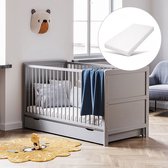 Petite Amélie ® Baby Bed met Matras - Ledikant 70x140 cm - Meegroeibed (0 - 6 jaar) - In 2 Hoogtes Verstelbaar - Eenvoudig om te bouwen tot Peuterbed - Grijs