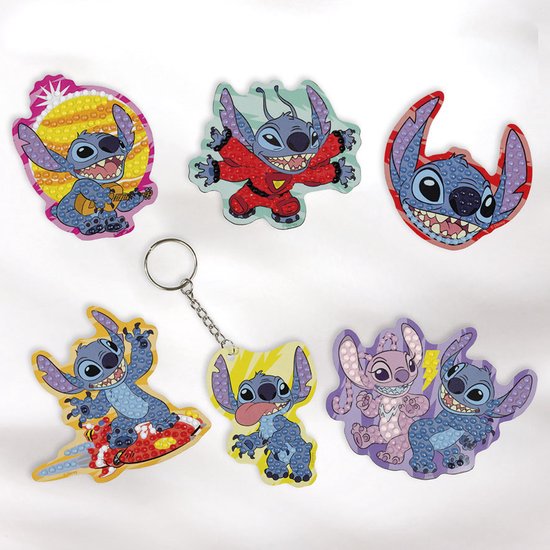 Six magnets Stitch diamond painting terminés : Stitch jouant de la guitare, en costume rouge, son visage, sur un surf, avec un accent jaune et deux Stitch violets.
