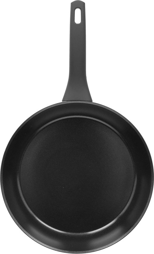 Zwarte koekenpan met lange, platte zwarte steel, gezien van bovenaf.