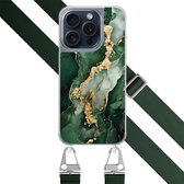 Hoesje met koord - Geschikt voor iPhone 15 Pro - Marmer groen goud - Verstelbaar zwart koord - Groen, Goud - Marmer - Leuke Telefoonhoesjes